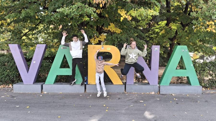 Ученици скачат пред надписа VARNA